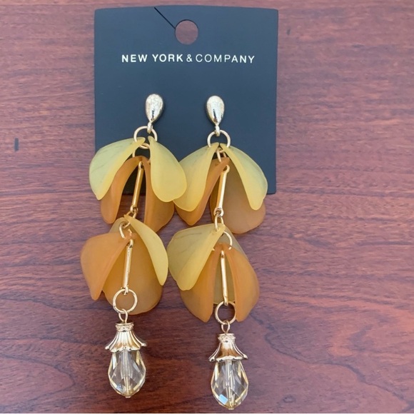 NWT Yellow Petal Shaped Glass and Bead Dangle Earrings - Picture 4 of 5